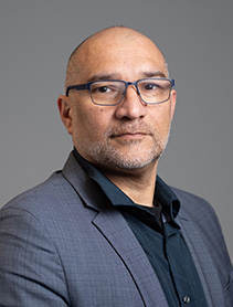 Dr. Glaucio Silva de Carvalho indoor headshot.